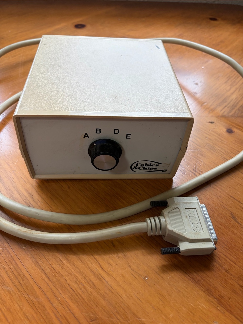 manual data transfer switch box (often used for parallel printers or serial devi